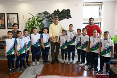 Başkan Kocaman, şampiyon güreşçilerle buluştu