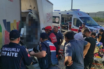 Kamyon tırla çarpıştı: 1 ölü, 1 yaralı