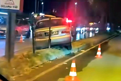 Kontrolden çıkan otomobil orta refüje çıktı