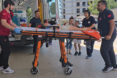 Otomobil motosikletle çarpıştı: 2'si çocuk 3 yaralı