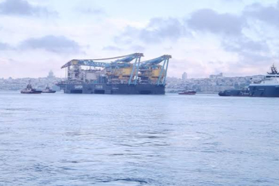 'Saipem 7000' İstanbul Boğazı'ndan geçti