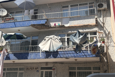 Ümraniye'de 3 katlı binanın balkonu çöktü: 2 araç hasar gördü