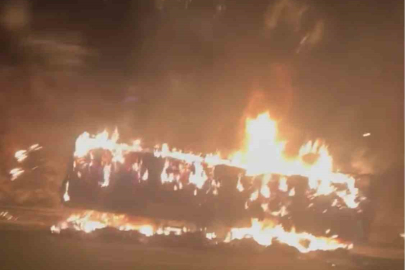 Kuzey Marmara Otoyolunda saman yüklü tır dorsesi alevlere teslim oldu