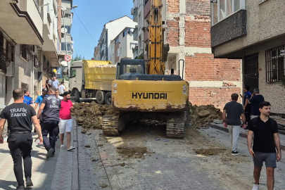 Sultangazi'de temel kazısı sırasında zarar gören binanın çevresindeki 3 bina daha tahliye edildi