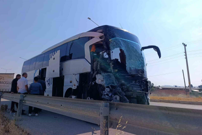 Yolcu otobüsü kamyonete çarptı: 1 ölü, 15 yaralı