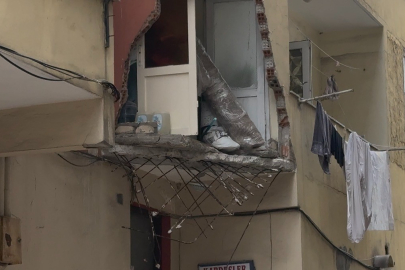 Güngören’de 5 katlı binanın balkonu yıkıldı