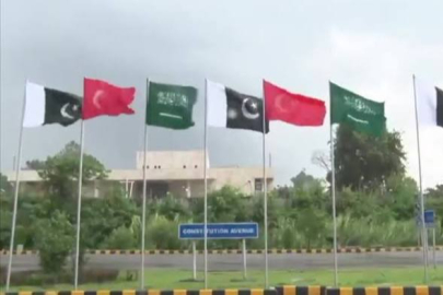 İslamabad'da Pakistan, Türkiye ve Suudi Arabistan bayrakları göndere çekildi