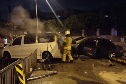 Sultanbeyli'de kaza yapan otomobil alev aldı