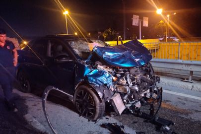 Ümraniye'de hafif ticari araç ile otomobil çarpıştı: 4'ü ağır, 6 yaralı