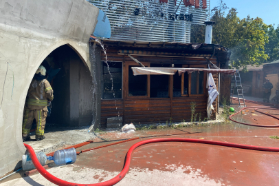 Bakırköy'de tadilattaki kafeden alevler yükseldi