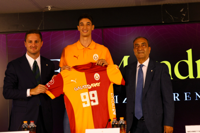 Galatasaray, yeni transferi Efe Mandıracı için imza töreni düzenledi