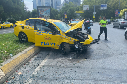 Bakırköy'de ticari taksi ve otomobil çarpıştı: 1 yaralı