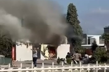 Bir anda patlayan trafo paniğe sebep oldu
