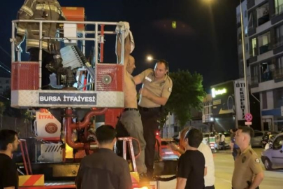 Bursa’da alkollü şahıs metro direğine çıktı: Ulaşım durdu, elektrik kesildi