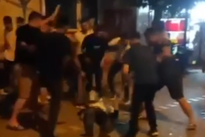 Kadını darp eden adamı mahallelinin linç anları kamerada