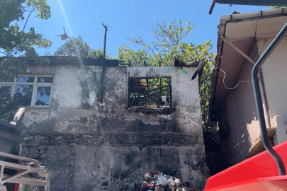 Pendik'te metruk ev yangını yan binaya sıçradı
