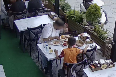 Yemeğine kendi kılını atıp para ödemek istemedi
