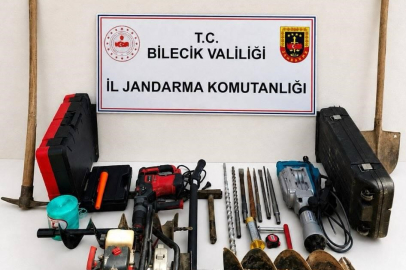 Darphane emeklisi ve 4 arkadaşı define ararken yakalandı