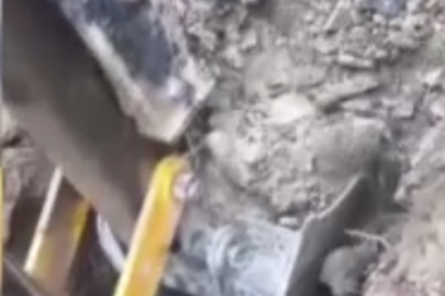 Alt yapı çalışmaları esnasında kepçeyle kazı yapılırken mozaik bulundu