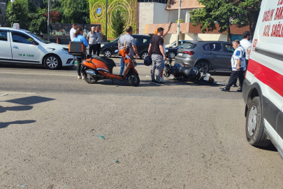 Motosiklet ambulansa çarptı: 1 yaralı