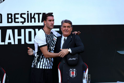Dusan Vlahovic, yaklaşık 20 bin taraftarın önünde imzayı attı