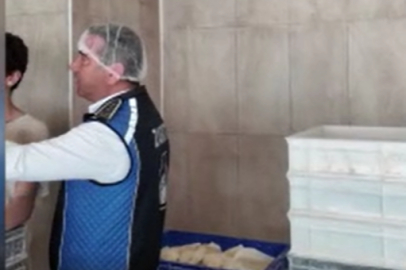 Fare dışkısından ve böcekten geçilmeyen fırındaki dondurucudan paslı keser çıktı