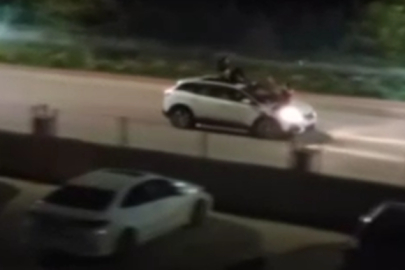 İki kadının seyir halindeki otomobilin üstünde tehlikeli yolculuğu kamerada