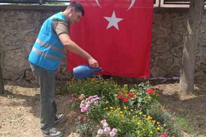 Bursalı gençler şehitliği temizlediler
