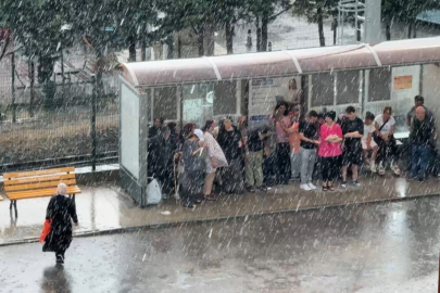 Sağanak yağmurda kimi sığındı kimi yağmurun tadını çıkardı