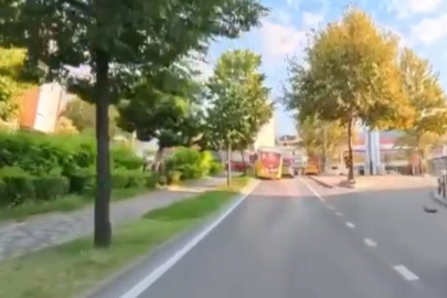 Seyir halindeki halk otobüsü direğe çarptı