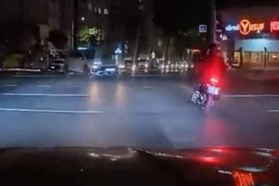 Kırmızı ışıkta geçen otomobil motosiklete çarptı
