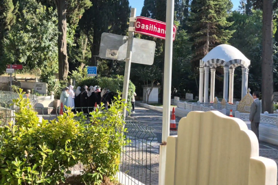 Mezarın açılacağını duyan cemaat mensupları Karacaahmet Mezarlığı'nda toplandı