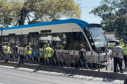Beyoğlu’nda Tramvay raydan çıktı, yolcular tahliye edildi