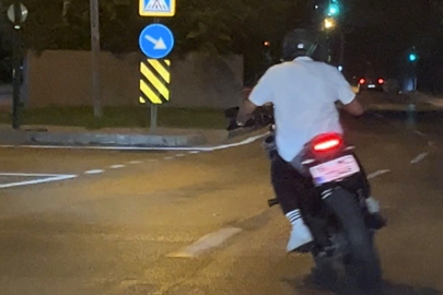 Drift atarak trafiği tehlikeye sokan motosikletli kamerada