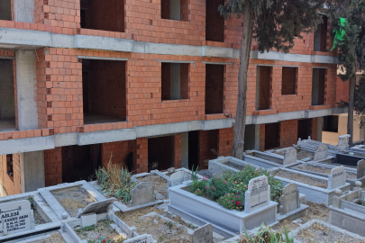 Mezarlık manzaralı sıfır daireler ilginç görüntüler oluşturdu