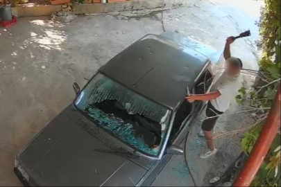 Kadına ait otomobile satır ve bıçakla zarar verdi: O anlar kamerada