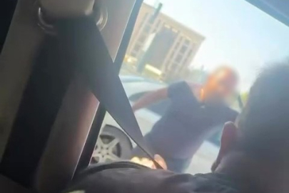 Minibüs şoförü ile otomobil sürücüsü arasındaki gerginlik