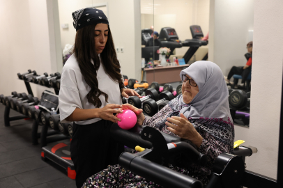 82 yaşındaki kadın, sporla bastonunu attı