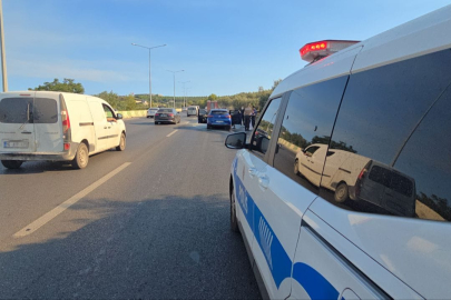 Alev alan otomobil zeytinlik alana sıçramadan söndürüldü