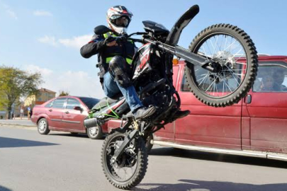 Akrobatik hareket yapan 61 motosiklet sürücüsüne ceza