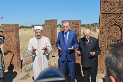 Cumhurbaşkanı Erdoğan Ahlat Selçuklu Kabristanını ziyaret etti