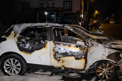 Avcılar'da 3 otomobil alevlere teslim oldu: Kundaklama şüphesi üzerinde duruluyor
