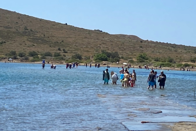 Ayvalık'ta can pazarı...Akıntıya kapılan tatilci şişme botla kurtarıldı