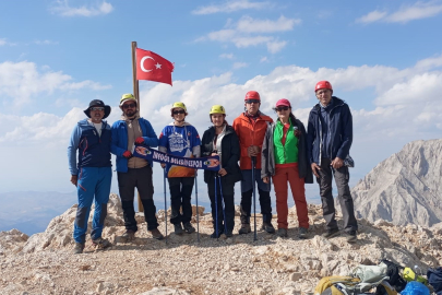 İnegöl Belediyesi dağcıları 30 Ağustos Zafer Bayramı için tırmandı