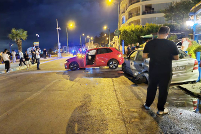 Direksiyon hakimiyetini kaybetti, karşı şeritteki otomobile çarptı: 4 yaralı