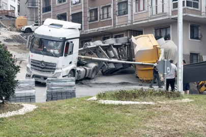 Kağıthane’de kum yüklü hafriyat kamyonunun dorsesi devrildi