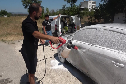 Sokakta gördüğü kirli araçları habersizce yıkıyor...Araç sahiplerine sürpriz yapıyor