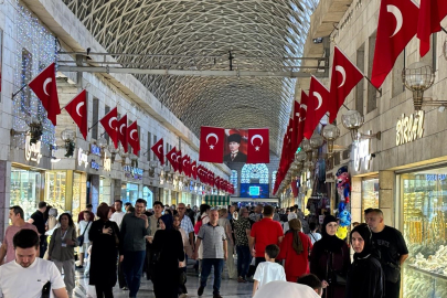 Bursa'da Tarihi Kapalı Çarşı Türk bayraklarıyla donatıldı