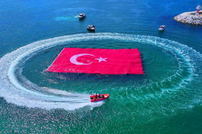 Denizde 660 metrekarelik Türk bayrağı açıldı
