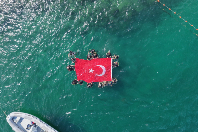 Engelli sporcular, 30 Ağustos Zafer Bayramı için su altında Türk bayrağı açtı